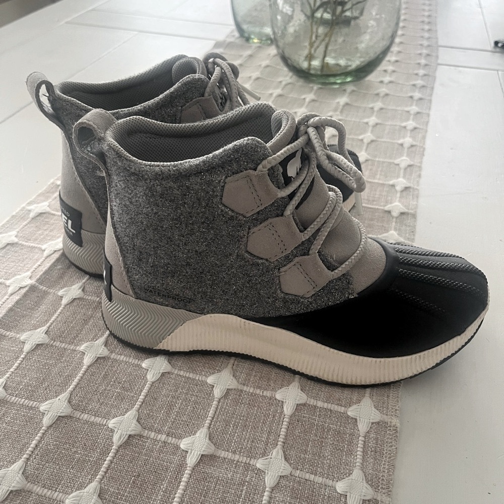 Sorel Women’s Gray and Black Boots size 6 (also fits big girl’s shoe size 4.5)